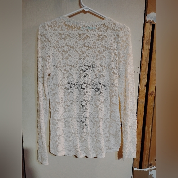 Women's Long sleeve lacy shirt - Picture 2 of 3